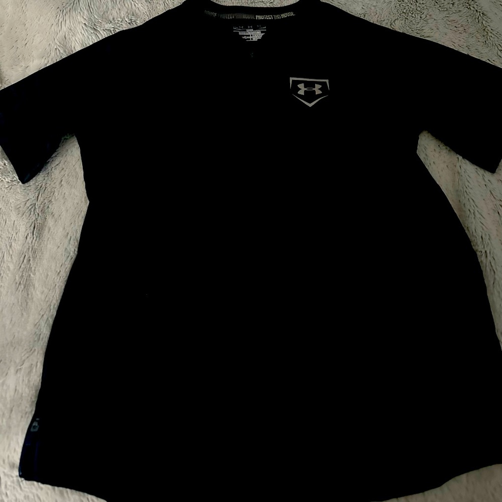 Under Armour Boys Medium Pullover Black Shirt